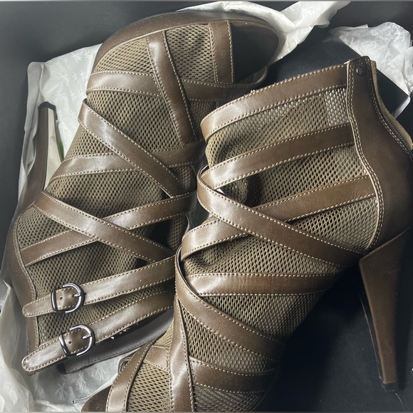 Kenneth Cole 925 platform toe with stiletto heel in fatigue green. Size 10 - Picture 6 of 6